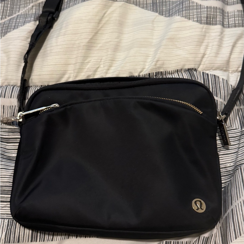 lululemon black messenger bag